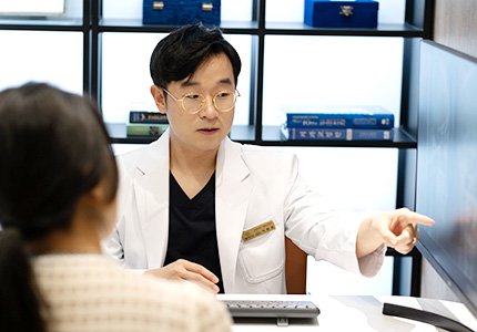 원장님 진료 사진